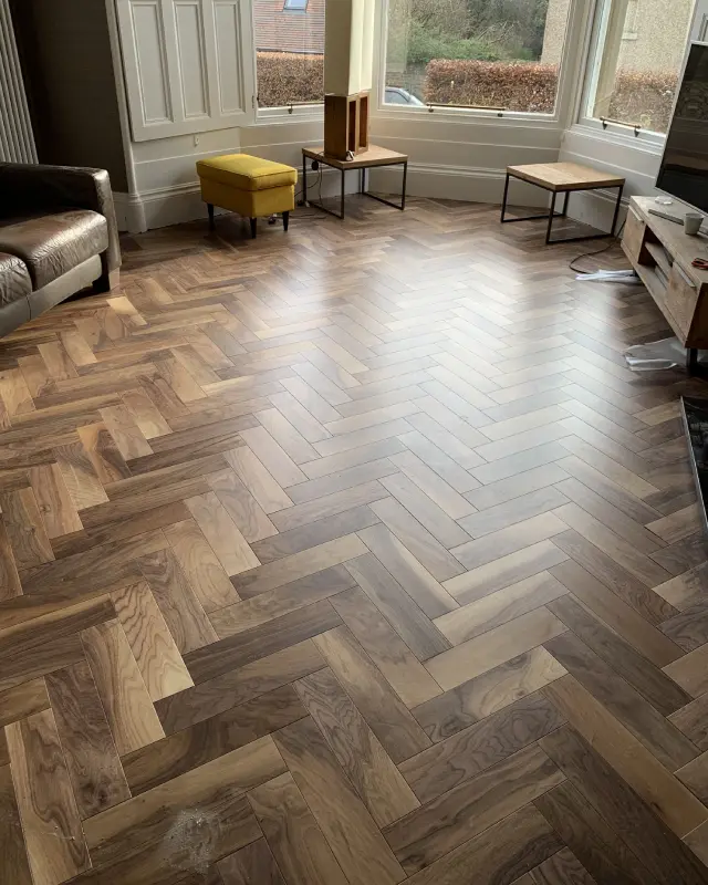 Eiche Fischgrät-Parkett mit weißen Sockelleisten in einem renovierten Frankfurter Altbau