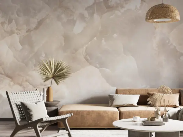 Perfekt gespachtelte Wand mit Kalkputz in warmem Beige